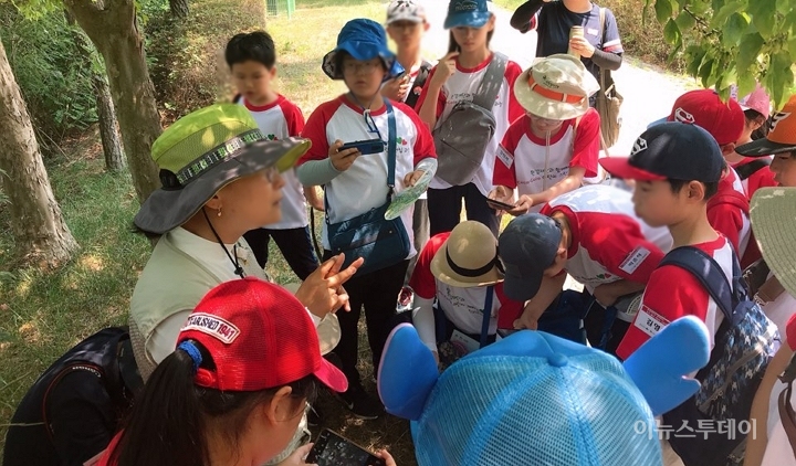 6일 안산갈대숲지에서 환경보호에 대해 설명을 듣는 아이들. [사진=이하영 기자]
