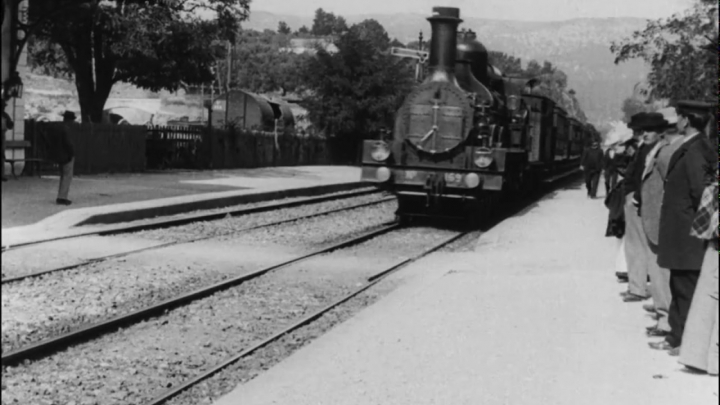 뤼미에르 형제가 1895년 공개한 최초의 영화 '열차의 도착'. 영화가 공개될 당시 관객들은 실제로 열차가 달려오는 줄 알고 극장 밖으로 뛰쳐나가는 해프닝이 벌어지기도 했다. [사진=위키피디아]