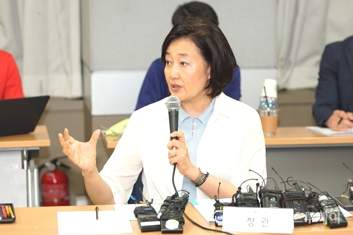 박영선 장관이 일본 수출규제로 인한 중소기업 피해 최소화를 위한 지원 강화 등의 계획을 약속했다. [사진=고선호 기자]