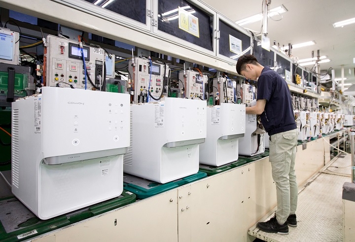 웅진코웨이 직원이 충남 공주에 위치한 유구공장 정수기 생산라인에서 ‘아이스 정수기’를 생산하고 있다. [사진=웅진코웨이]