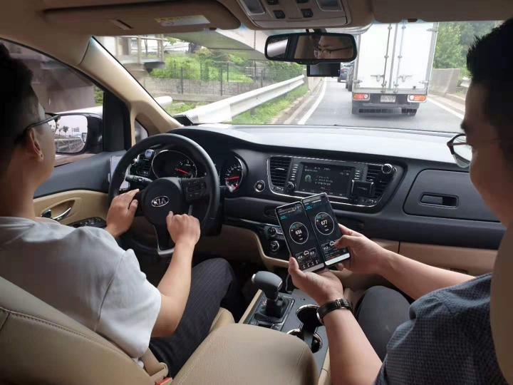 LG유플러스 직원이 강변북로에서 자동차로 이동하면서 5G 속도품질을 테스트하고 있다[사진=LG유플러스]