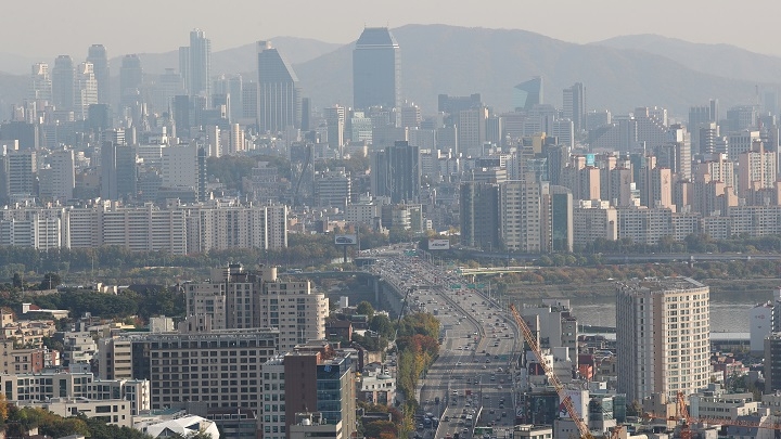 서울 남산에서 바라본 강남구(왼쪽)와 서초구 일대 모습. [사진=연합뉴스]