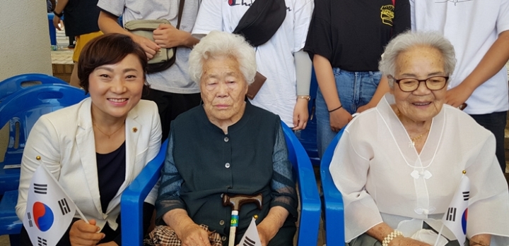 안혜영 부의장(왼쪽)이 지난 10일 열린 '일본군 성노예 피해자 기념사업 기림일 행사'에 참석해 할머니들과 기념촬영을 하고 있다. [사진=경기도의회]