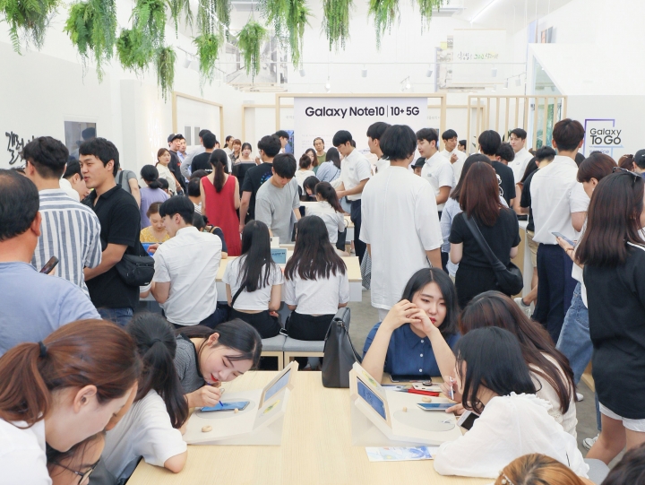 서울 종로구 익선동에 마련된 갤럭시 스튜디오를 찾은 소비자들이 갤럭시노트10 5G를 체험하고 있다. [사진=삼성전자]