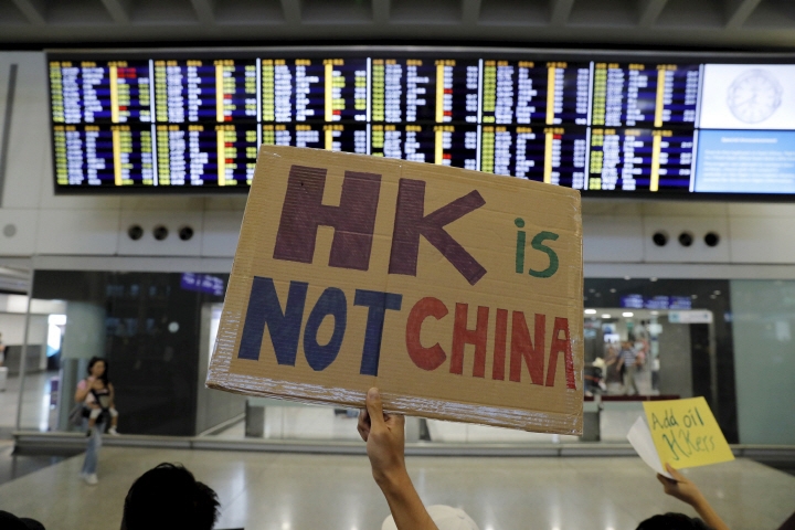 홍콩첵랍콕공항에서 진행된 홍콩시위가 격화되자 12일 오후 4시30분경부터 운항이  중단돼 13일 오전에 재개됐다. [사진=연합뉴스]