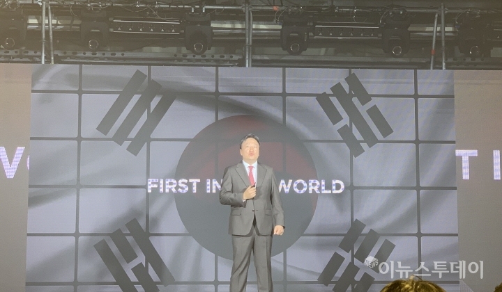 김의성 BAT 코리아 대표가 신제품 '글로 센스'에 대해 설명하고 있다.