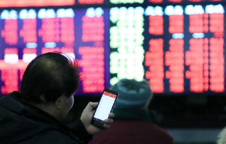 중국 상하이의 증권거래소에서 한 투자자가 시황을 살피고 있다. [사진=연합뉴스]
