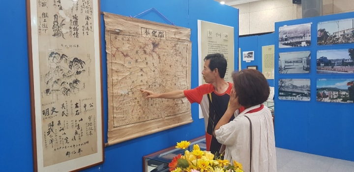 주최 측 관계자가 자료를 설명해 주고 있다.(사진에 보이는 봉화군 지도는 1950년대 초반에 만들어진 것으로 추정된다)