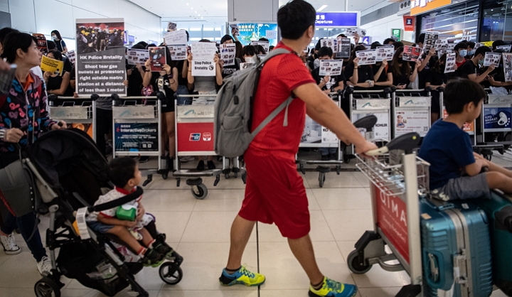 홍콩시위대가 강경진압을 비난하는 집회를 첵랍콕공항에서 12, 13일 가졌다. 이날 오후 공항 운영이 중단됐다. [사진=연합뉴스]