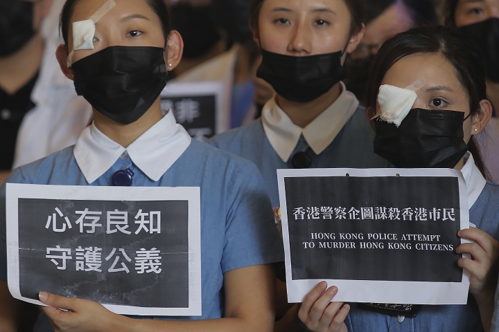 11일 강경진압으로 시위 참가자가 실명 위기에 처하자  홍콩간호사들이 안대를 쓰고 항의시위에 나서고 있다. [사진=연합뉴스]