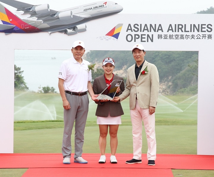 이다연 선수(가운데)가  '2019 아시아나항공 오픈'에서 우승한 뒤 기념사진을 촬영하고 있다. [사진=아시아나항공]