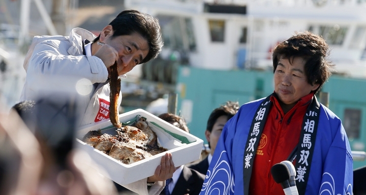 2014년 후쿠오카현 소마항구에서 자민당 총재 선거 유세에 나선 아베 총리. [사진=연합뉴스]