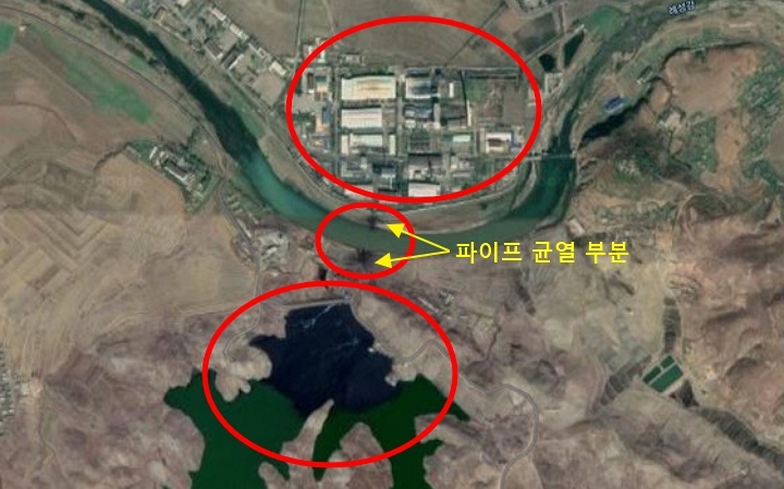 북한 평산 우라늄 공장지대. 검게 물든 곳이 파이프 균열로 우라늄 오염 가능성이 제기된 지역이다. [사진=구글맵]