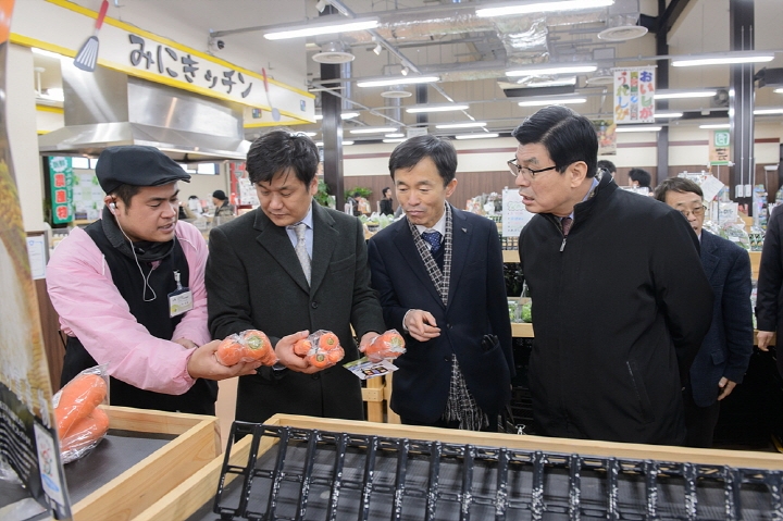 2015년 2월 일본의 오미하치만시를 방문한 이춘희 시장 일행이 기테카나 농산물 직매장의 상품들을 살펴보는 모습.(사진제공=세종시)