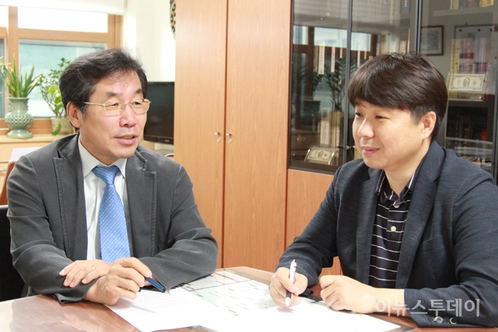 지난 12일 이의수 동국대학교 LINC+사업단장(왼쪽)과 임대운 부단장이 교수 연구실에서 산학협력에 대한 기업의 인식 변화에 대해 이야기를 나누고 있다. [사진=정명곤 기자]