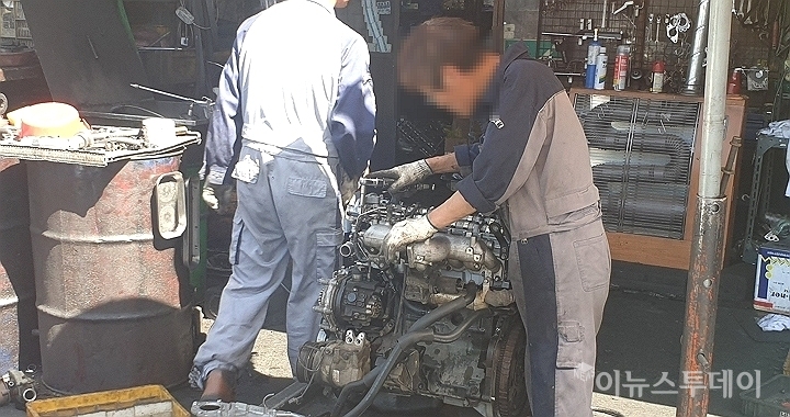서울 소재의 한 원동기정비소에서 차량 엔진을 정비하고 있다. [사진=고선호 기자]