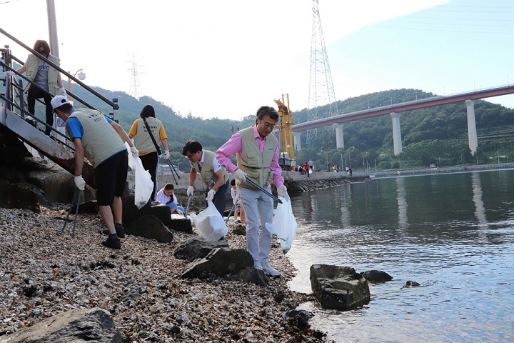 볼보건설기계코리아 임직원들이 귀산 해변에서 환경정화 봉사활동을 하고 있다. [사진=볼보건설기계코리아]