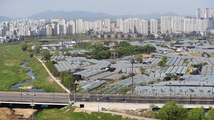 서울과 지방 간 아파트 가격 격차가 지속해서 벌어지고 있는 가운데 지방 청년들까지 서울로 몰리면서 균형이 무너지고 있는 모양새다. [사진=연합뉴스]