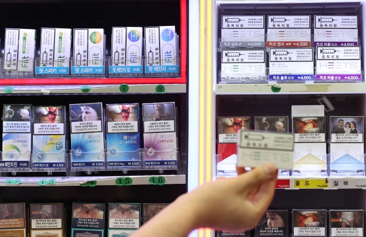 서울의 한 편의점 담배 매대에 놓인 일반담배와 궐련형 전자담배. [사진=연합뉴스]