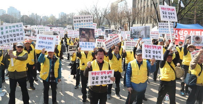 지난 3월 강남구 대치동 은마아파트 주민들이 재건축 시위를 벌이는 장면. 내달 6일 서울 세종문화회관 앞에서 정부의 민간택지 분양가상한제 시행에 반대하는 역대급 시위가 벌어질 전망이다. [사진=연합뉴스]