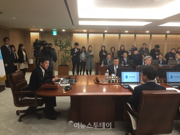 이주열 한국은행 총재가 30일 오전 서울 중구 태평로 한국은행에서 금융통화위원들과 이야기를 나누고 있다.