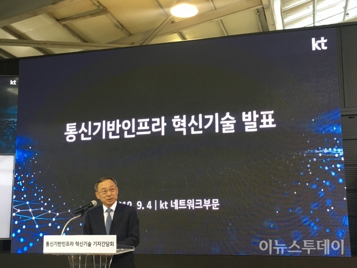 황창규 KT 회장이 OSP 이노베이션 센터를  소개하고 있다.[사진=송혜리 기자]
