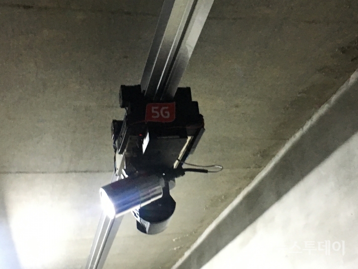 통신구에 설치된 화재진압용 5G 로봇 '사파이어'[사진=송혜리 기자]