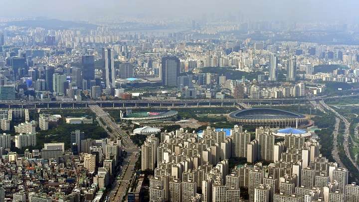 서울 아파트 값이 10주 연속 오르는 가운데 지방 아파트 값이 떨어지고 있어 양극화에 대한 우려가 높아지고 있다. [사진=연합뉴스]
