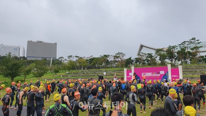 '2019 세종 철인 3종경기'가 8일 오전 7시 세종호수공원에서 전국에서  약 900여 명의 선수들이 참가한 가운데 개최됐다.