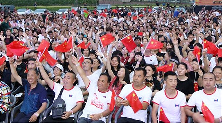 6일 중국 기업체 단체관광객들이 철원 고석정꽃밭 특별무대에서 열린 철원DMZ P·O·P 콘서트를 관람하고 있다. [사진제공=강원도]