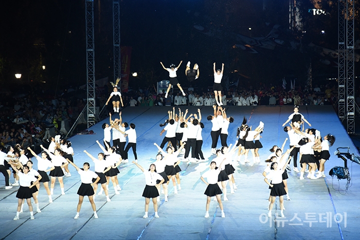 2019 원주 다이내믹 댄싱카니발 마지막 날인 8일 오후 폐막식을 앞두고 파이널 베스트 12에 오른 아라리팀이 공연을 펼치고 있다.