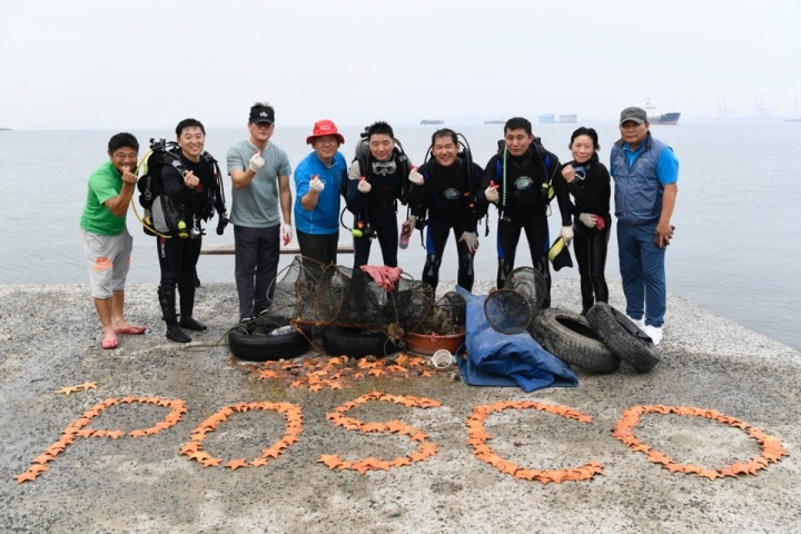 광양제철소 재능봉사단 클린오션 봉사단이 해양 환경보호에 기여한 공으로 서해지방경찰청으로부터 감사장을 수여받았다. [사진=광양제철소]