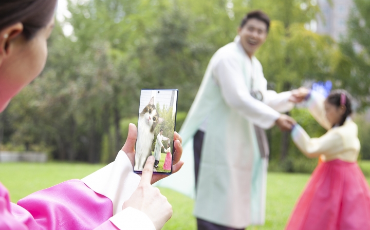 SKT 모델이 여의도공원에서 ‘점프 AR’앱을 통해 ‘자이언트 캣’을 즐기는 모습[사진=SKT}