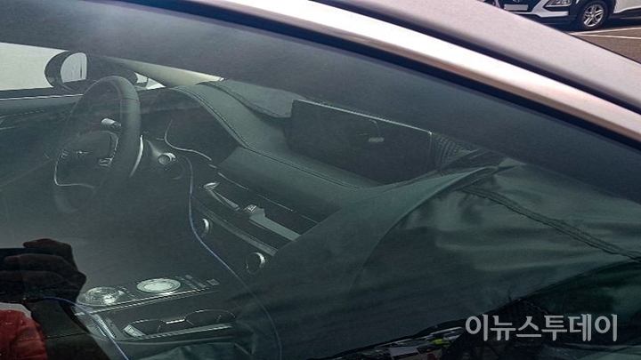 제네시스의 신형 G80 위장막 차량이 서울 시내 곳곳에서 포착됐다. [사진=방기열 기자]
