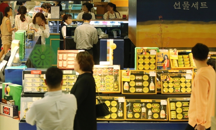 추석 연휴를 하루 앞둔 11일 오후 서울 시내 한 백화점 식품매장에서 시민들이 장을 보고 있다. [사진=연합뉴스]