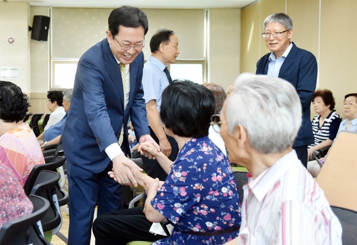 박남춘 인천시장이 추석을 앞둔 11일 남동구 남동사할린센터를 방문해 어르신들에게 추석인사를 전하고 있다.