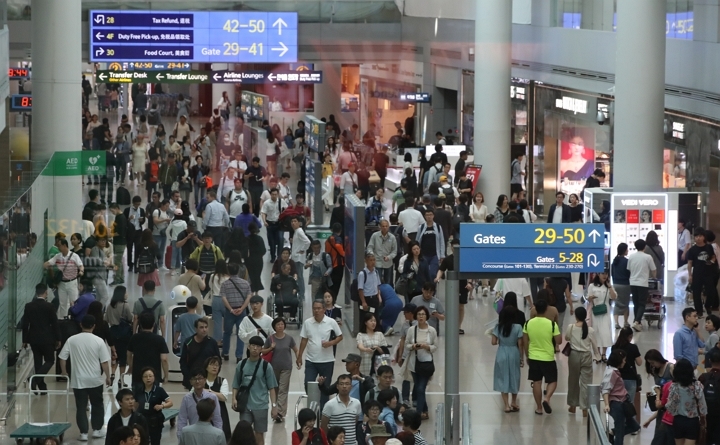 추석 연휴를 하루 앞둔 11일 오전 인천공항이 해외여행객들로 붐비고 있다. [사진=연합뉴스]