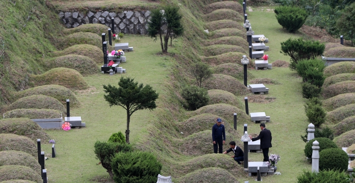 추석 연휴를 나흘 앞둔 8일 오전 강원 춘천공원묘원을 찾은 시민들이 조상의 묘를 살피고 있다. [사진=연합뉴스]