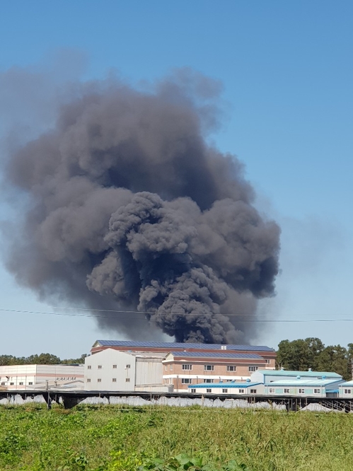 13일 경기도 김포의 한 공장에서 불이 나 연기가 치솟고 있다.