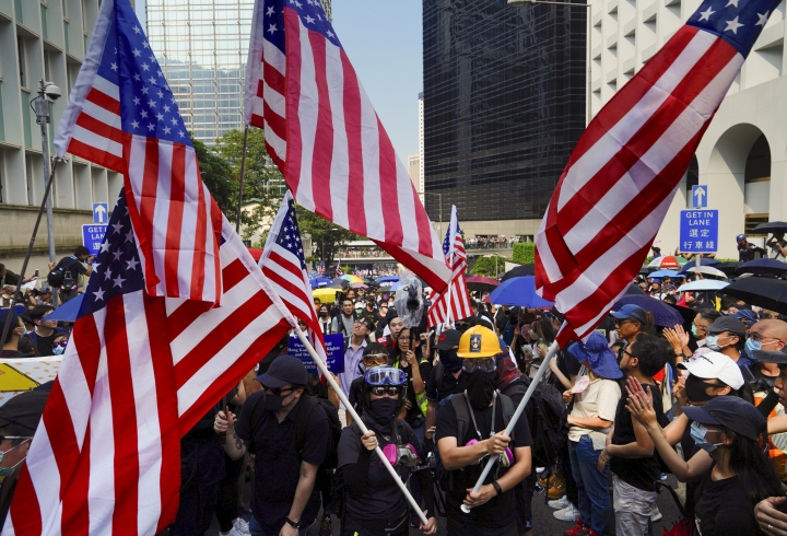 지난 8일 홍콩에서 미국 의회에 '홍콩 인권민주주의 법안' 통과를 촉구하는 시위대가 성조기를 앞세우며 행진하고 있다. [사진=연합뉴스]