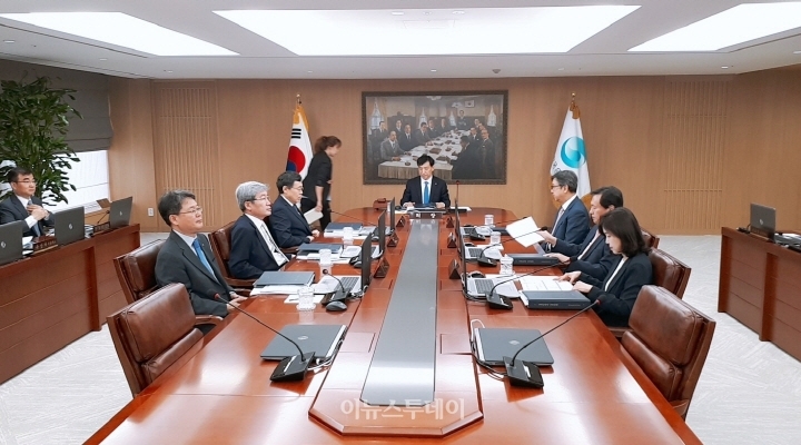 이주열 한국은행 총재가 지난 7월 18일 오전 서울 중구 한국은행에서 금융통화위원회를 주재하고 있다.