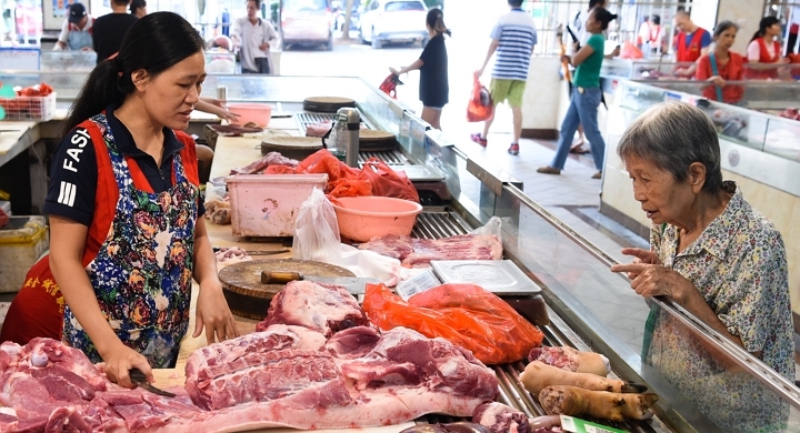 11일 중국 하이난의 시장에서 소비자가 돼지고기를 구입하고 있다. [사진=연합뉴스]
