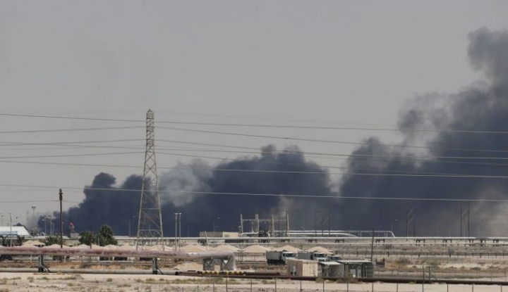 사우디아라비아 아브카이크에 있는 사우디 국영석유회사 아람코의 석유 시설이 무인기 공격을 받아 연기가 치솟고 있다. [사진=연합뉴스]