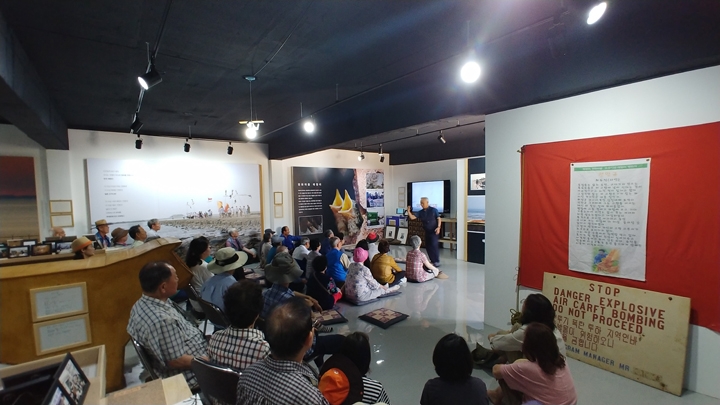 매향리 역사기념관에서 마을 주민의 설명을 듣고 있는 ‘화성 기행’ 참여 시민들 [사진=화성시]
