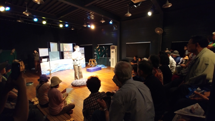 민들레 연극마을에서 ‘쿠니 아리랑’ 연극을 관람하는 ‘화성 기행’ 참여 시민들. [사진=화성시]