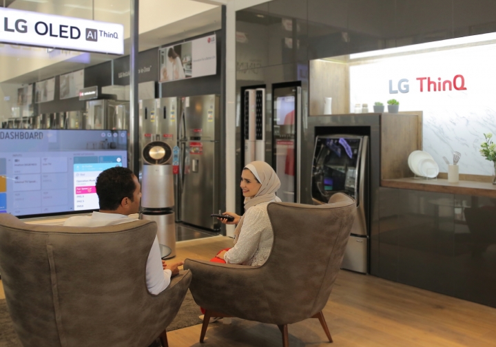 LG전자가 지난 12일 이집트 뉴카이로에 브랜드샵을 오픈하고 LG전자의 인공지능 가전을 체험할 수 있는 ‘LG 씽큐 체험존’을 마련했다. LG전자 직원이 'LG 씽큐 체험존에서 보다 편리해진 인공지능 가전을 경험하고 있다. [사진=LG전자]