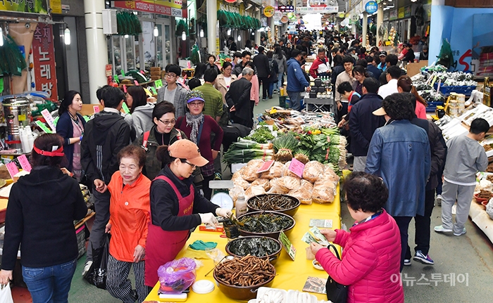 7일 정선 오일장이 열리고 있는 정선 아리랑시장에는 봄을 즐기려는 관광객들의 발길이 이어지고 있다. <사진제공=정선군>