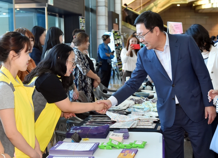 박남춘 인천시장이 18일 인천문화예술회관에서 열린 '2019 인천여성 어울림 한마당'에서 참석자들과 인사를 나누고 있다.