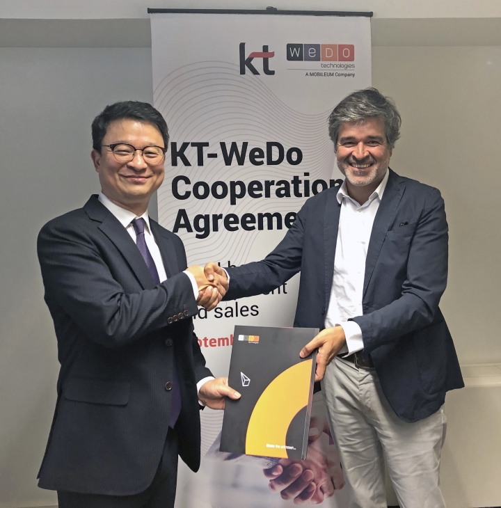 KT 글로벌사업개발본부장 김영우 상무(왼쪽)와 WEDO CEO 루이 패이바(오른쪽)가 계약을 체결하고 악수를 하고 있다.[사진=KT]