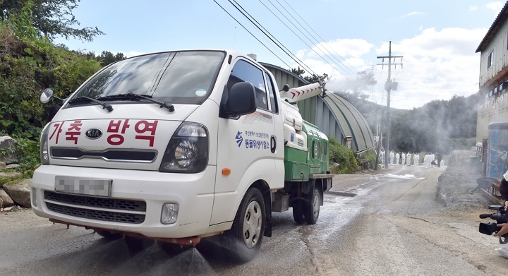 19일 부산 기장군에 있는 양돈 농가 주변에서 부산시가 아프리카돼지열병 전파 차단을 위해 방역 차량을 투입해 소독하고 있다. [사진=연합뉴스]